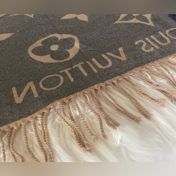 LOUIS VUITTON Reversible Cashmere Scarf - Picture 5 of 10